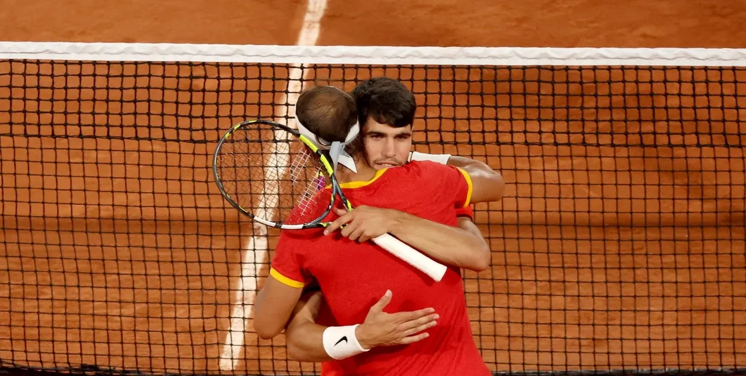 Emotivo abrazo entre Alcaraz y Nadal en lo que seguramente fue el último partido de Rafa en un Juego Olímpico. Crédito: Reuters