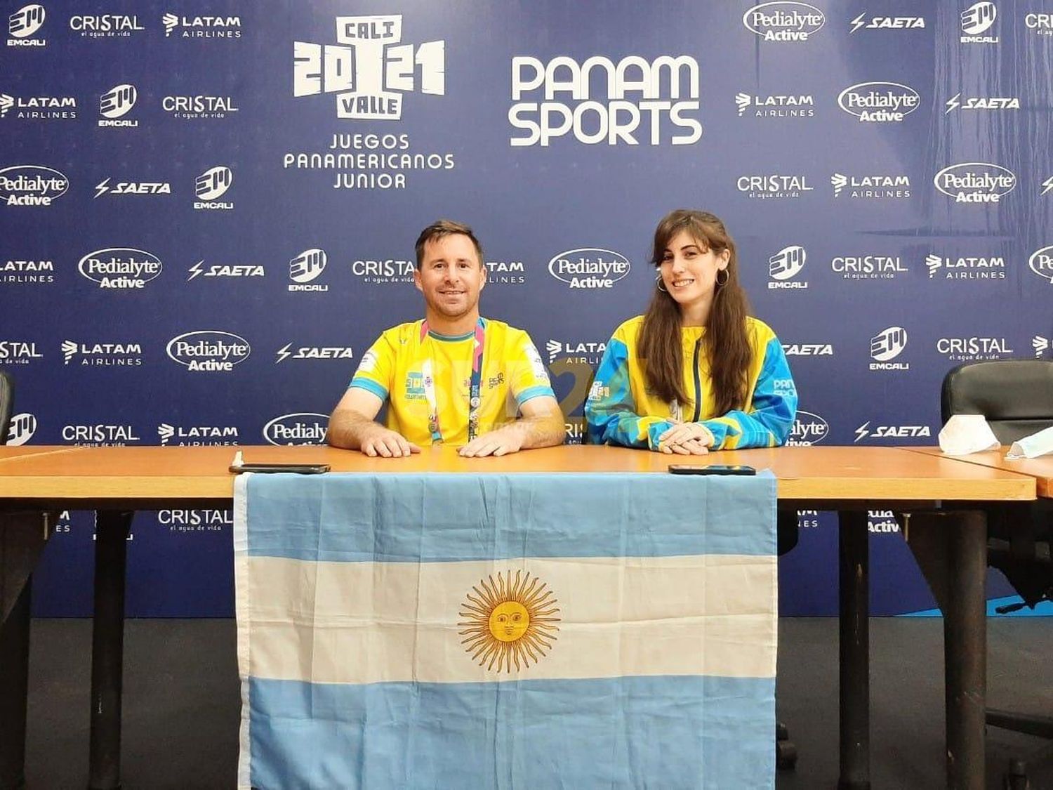 Evelyn Bratsche y Fabián Gallego, voluntarios de los I Juegos Panamericanos Junior