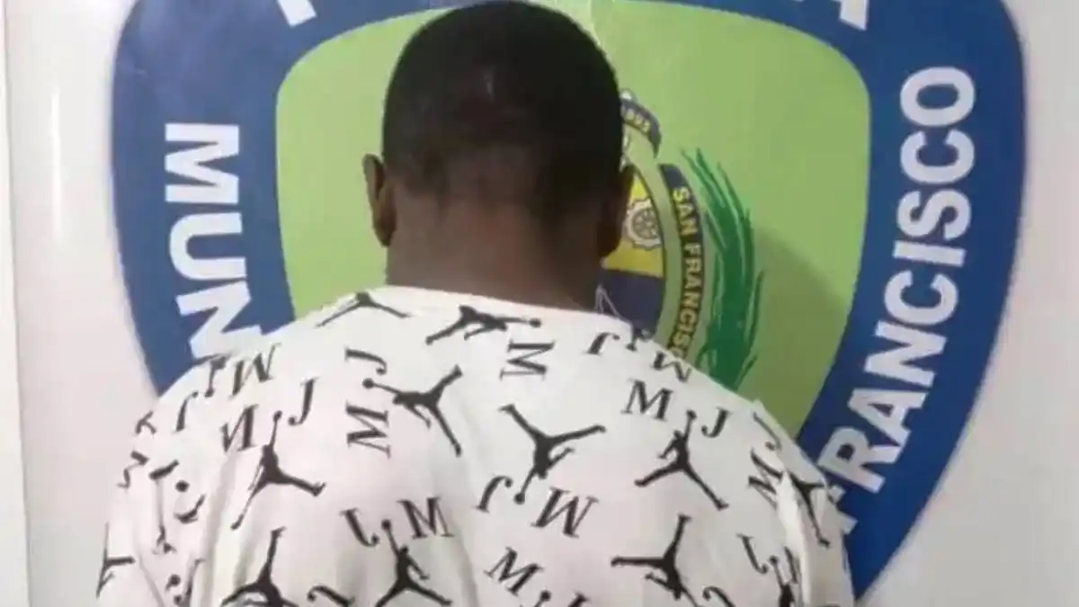 ¡PAREJA QUE SE GASTABA! La golpeaba en la cabeza estando embarazada y la amenazaba de muerte si lo denunciaba