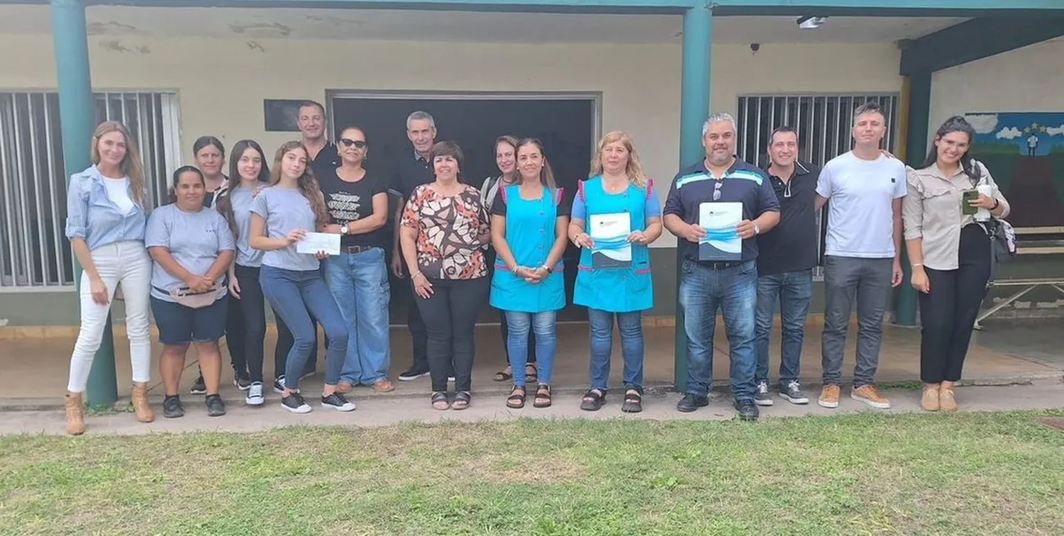 Las autoridades entregaron un aporte del PFI en la Escuela N° 6320 y otro a la Asociación Bomberos, recibido en este último caso por Viviana Serpentino y Oscar Michlig, para ser destinado al campamento de jóvenes bomberos.