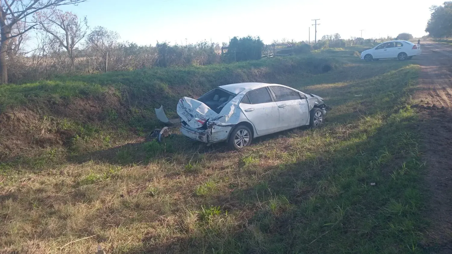 Volcó un Toyota Corolla frente al Autódromo de Rafaela: no hubo heridos