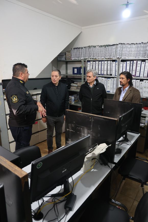 Esteban Echeverría: Fernando Gray entregó mobiliario a la DDI local
