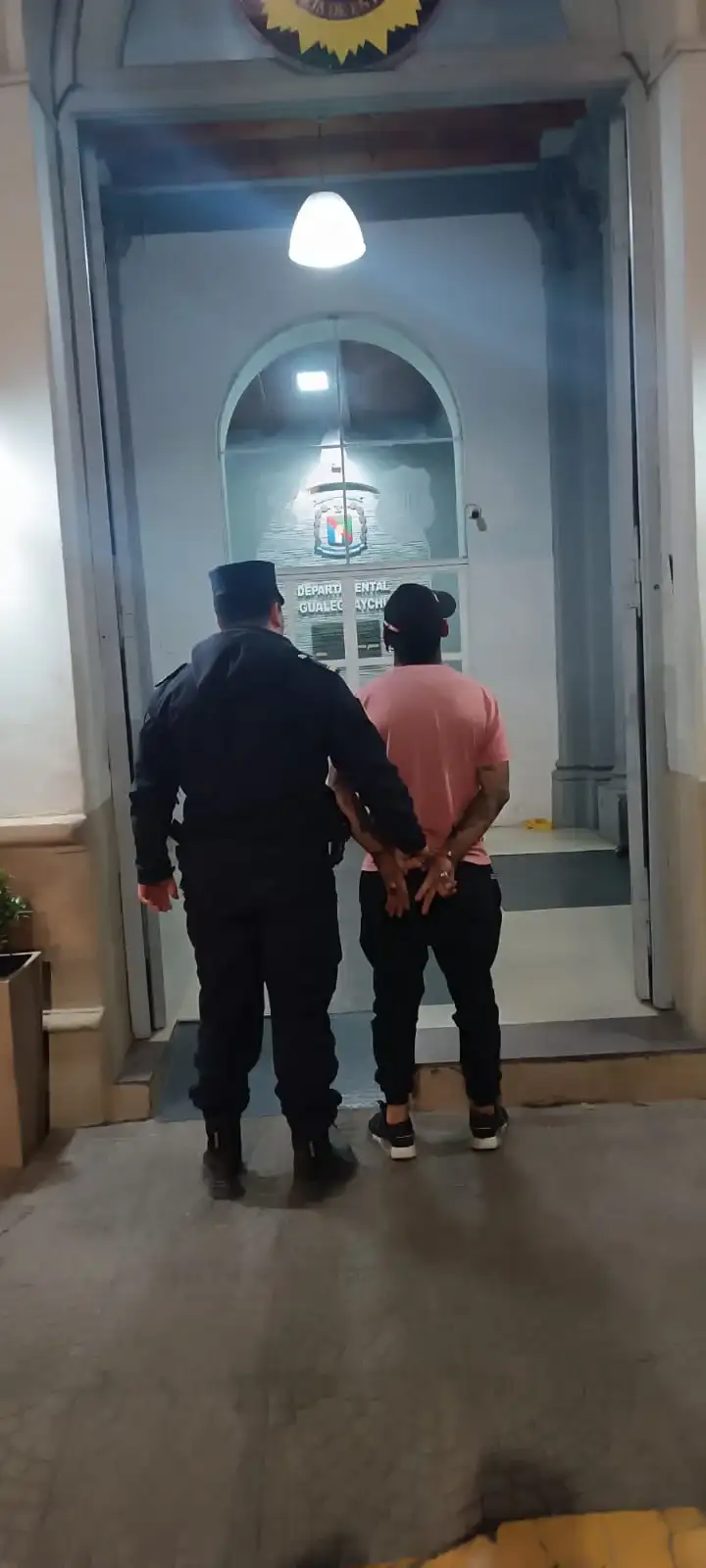 Detuvieron a un joven por golpear a su expareja contra la pared y amenazarla con una cuchilla