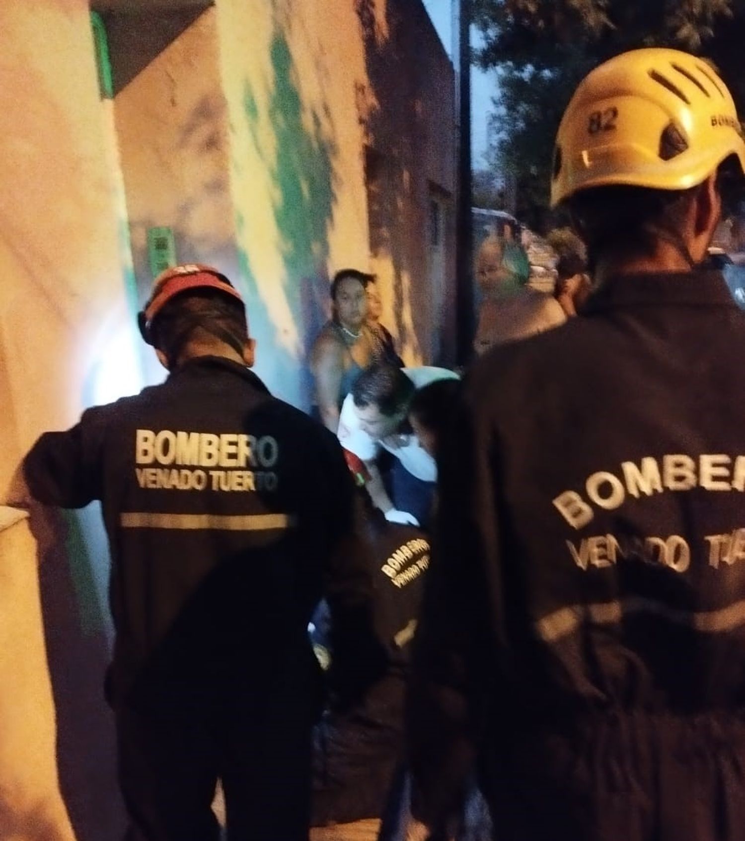 Personal de bomberos trabajando en la asistencia del hombre de 81 años.