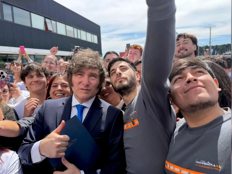 Milei, acompañado por Petri y Karina, encabezó una caravana por el centro de Mendoza