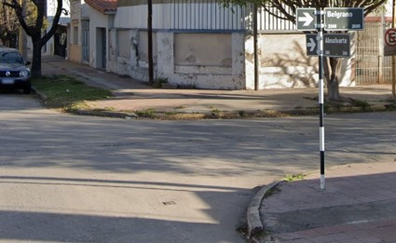 Rescatan a una mujer mayor que se encontraba caída en su casa en barrio Roca