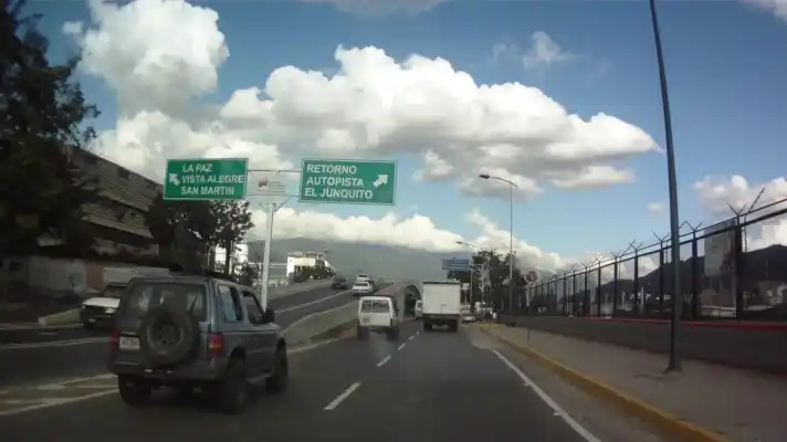 MANIATADO Y CON CAPUCHA hallan el cadáver de un hombre con dos tiros en la cabeza en Caracas