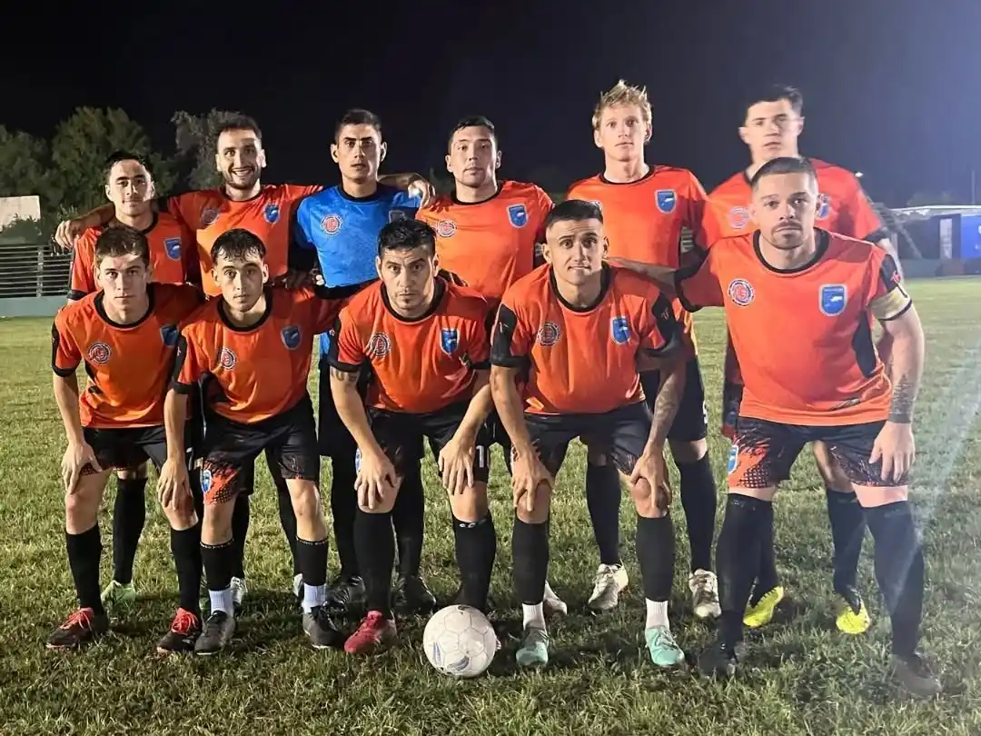 Imagen de la formación inicial de Gualeguaychú en el partido de ida (crédito: Magaa Escalante).