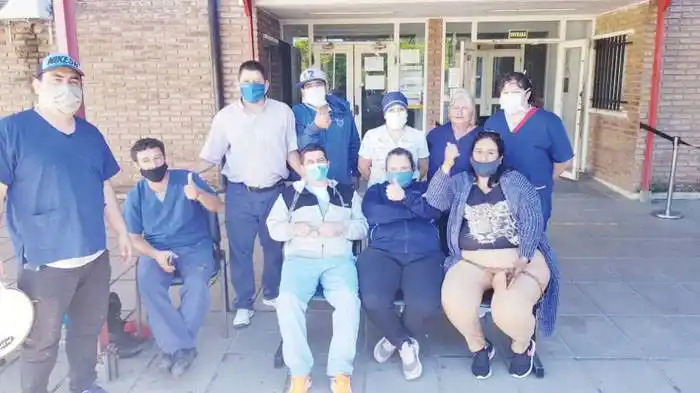 Hace diez días están encadenados en la puerta del Masvernat
