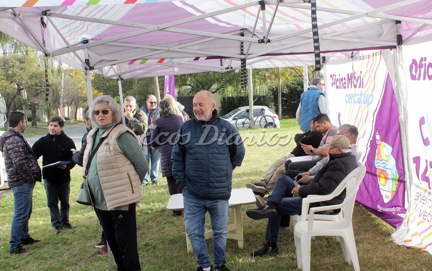 Numerosos vecinos. Se acercaron al colectivo que oficia de oficina móvil