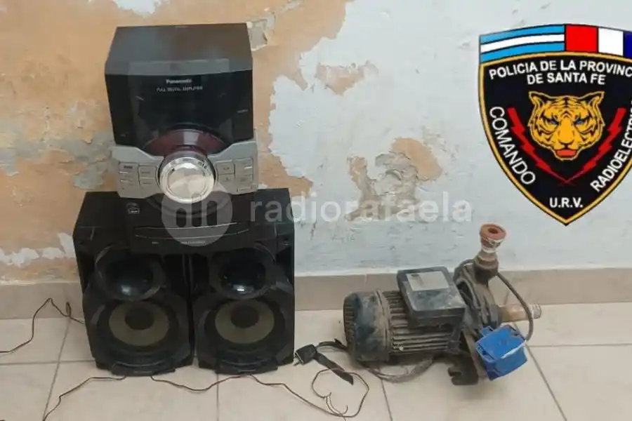 Saltando un tapial, intentaron esconder varios objetos robados, pero los descubrió un vecino