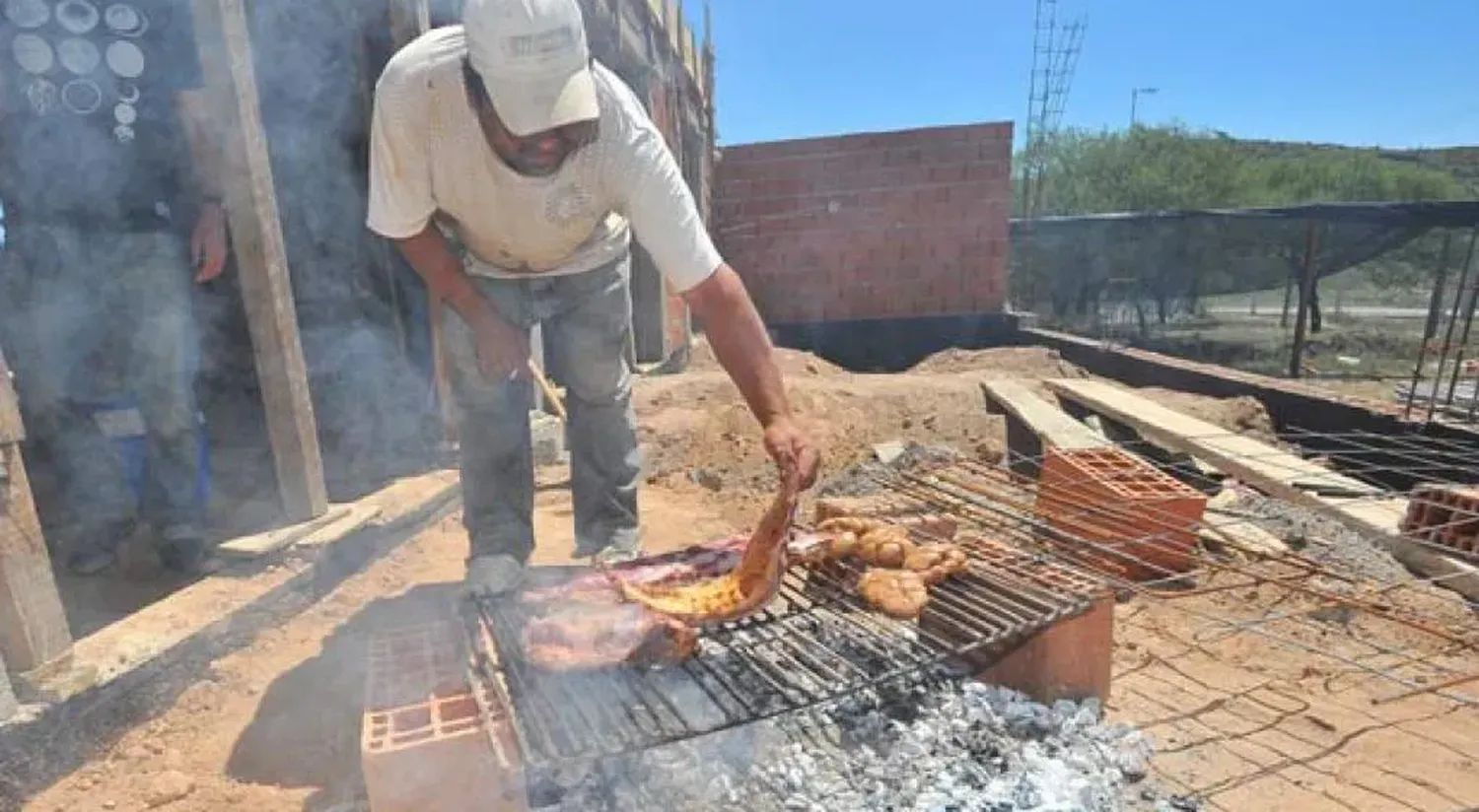 El asado está en casa pero menos que antes. En las obras, casi un recuerdo.