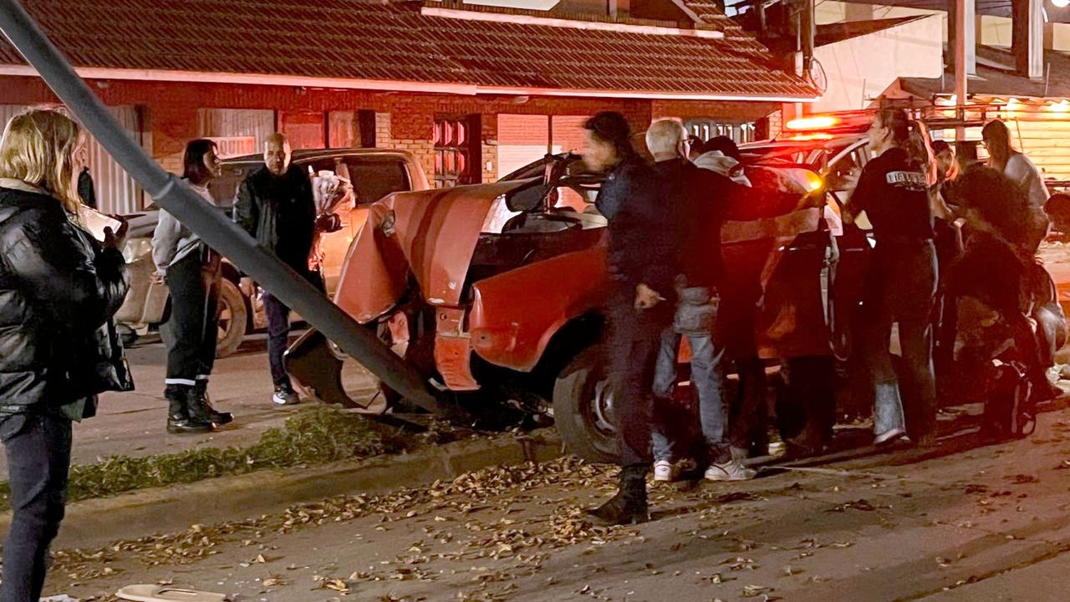 Chocó una columna y quedó atrapada en un auto