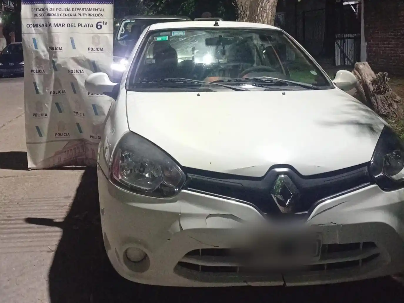 Según la denuncia, el hecho se inició en la zona de calle Malvinas al 400, donde tres individuos armados sustrajeron un Renault Clio.
