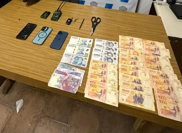 Dinero en efectivos y varios objetos fueron secuestrados en allanamientos a los integrantes de la banda.