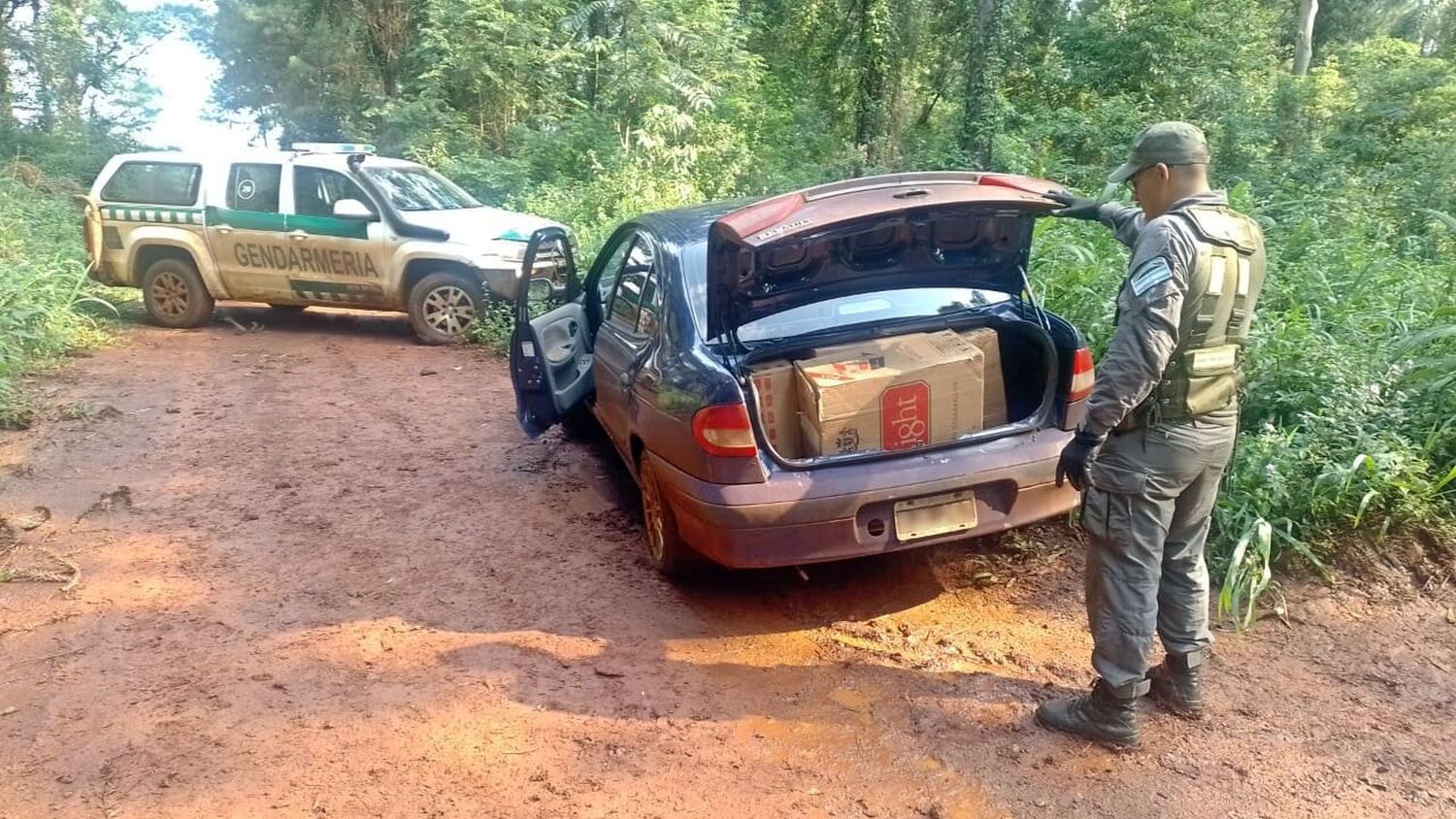 Caraguatay | Automóvil cargado con cigarrillos embistió control de Gendarmería.