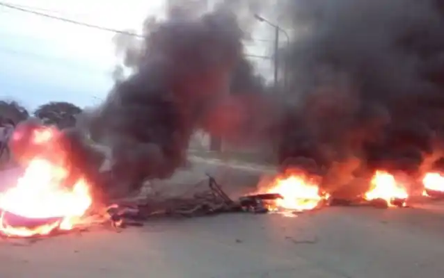 Increíble protesta: cortaron la calle para que retiraran un muerto