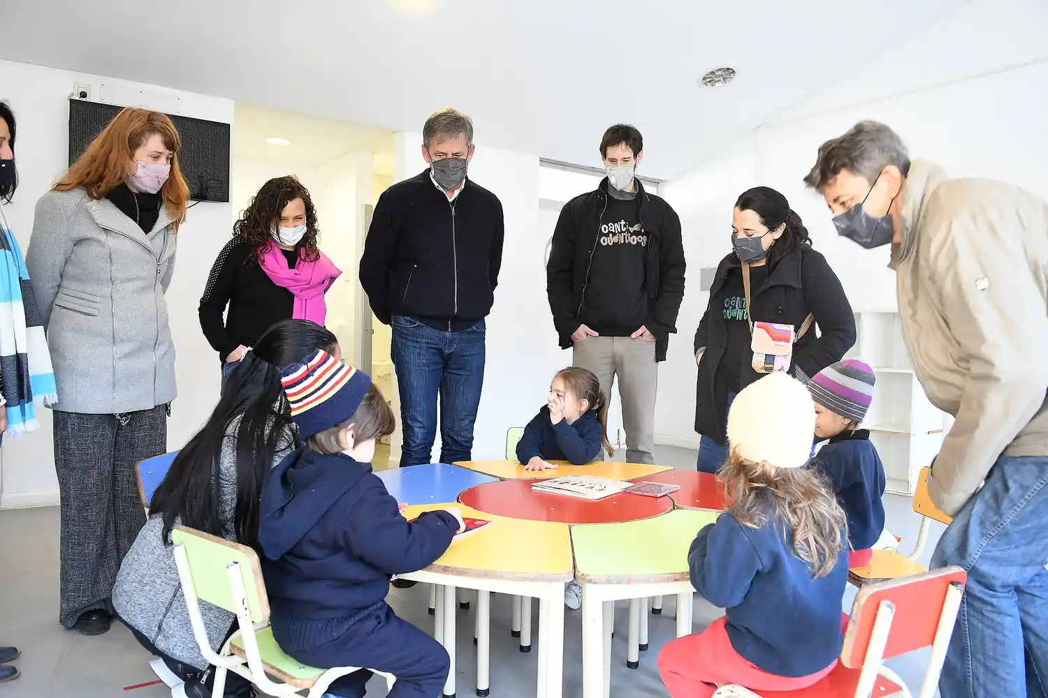 Canticuénticos donó libros y discos a los Jardines Municipales