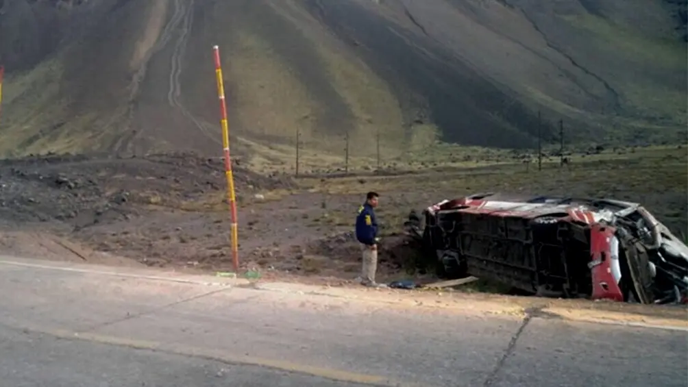 Tres muertos, dos de ellos niños, al desbarrancar un colectivo en la alta montaña