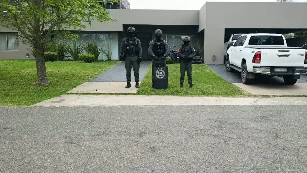 Allanaron propiedades del entorno de Pillín Bracamonte y secuestraron vehículos, dólares y armas