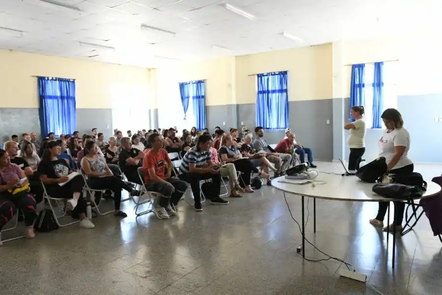 El mismo se dictó en la vecinal de barrio Jardín con la participación de más de 100 inscriptos. En cada una de las convocatorias durante todo el año a través del dispositivo móvil, fueron muchos los interesados en acceder a estos conocimientos que brinda el municipio de forma gratuita.