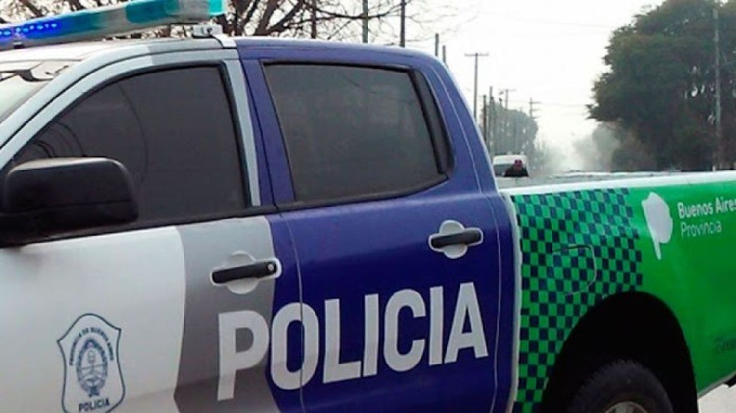 Imágenes sensibles: Entró a robar en una casa de La Matanza, se enganchó al escapar y dejó un dedo clavado en la reja