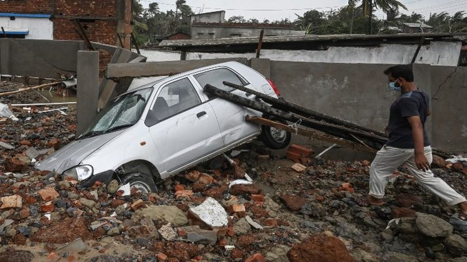 AL COVID-19 SE SUMAN OLAS Y FUERTES LLUVIAS : al menos nueve muertos deja el ciclón Yaas en India y Bangladesh