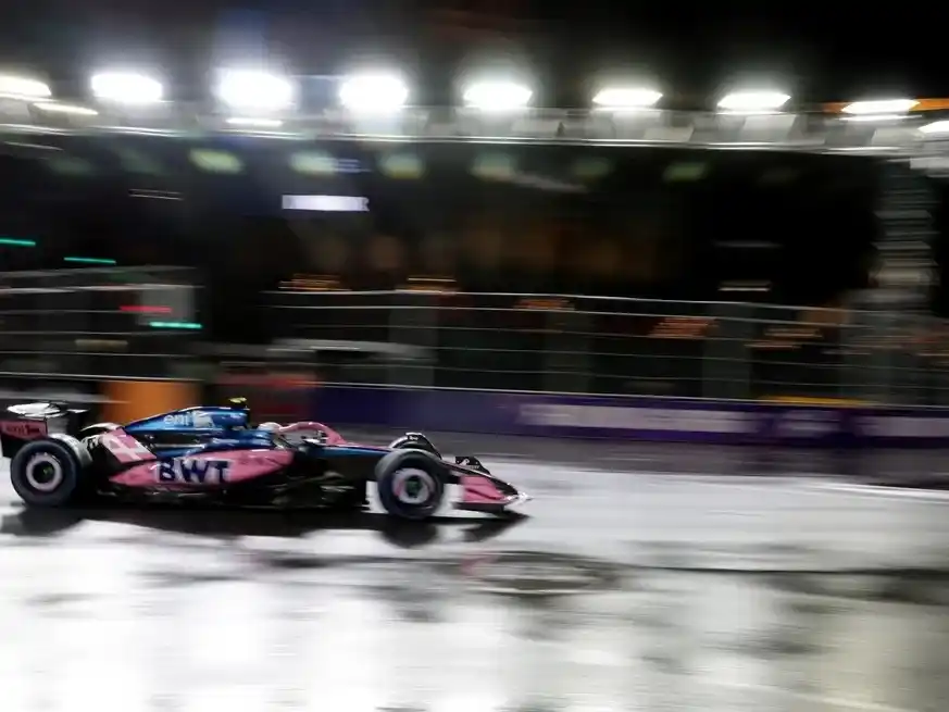 Colapinto avanzó a la Q2 en una clasificación caótica.