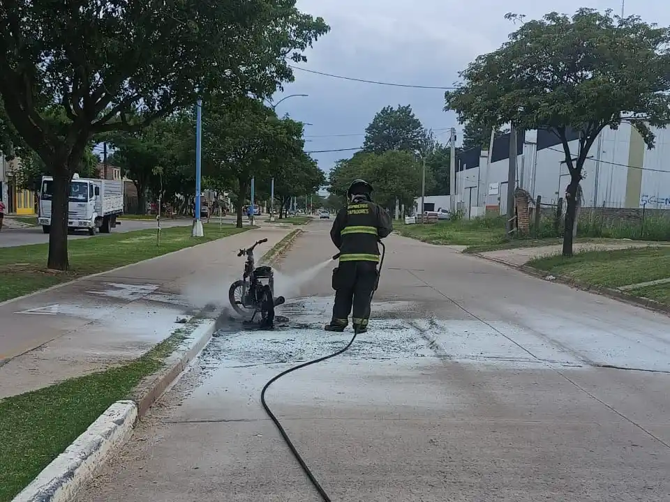Se incendió una moto en boulevard Lehmann: quedó completamente consumida por las llamas - 2