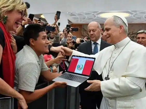 ¿HASTA DÓNDE LLEGA  la "FIEBRE" por el papa León XIV? Fieles le mandan de todo por correo
