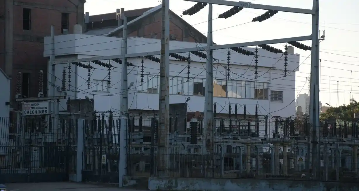 Salarios bajos y lucha contra la inflación aconsejan al gobierno nacional no confiar por ahora en las fuerzas del mercado sobre dos monopolios naturales. La Nación subsidia la energía eléctrica en un 74% y 59% en los hogares más pobres y de ingresos medios, hasta 400 kw/h por mes. Crédito: Manuel Fabatía