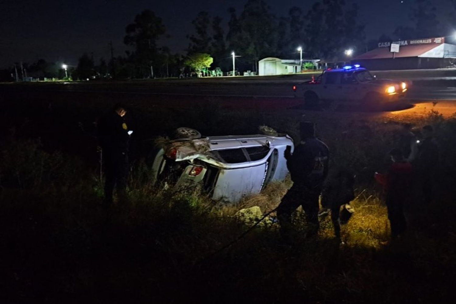 Perdió el control de su auto y terminó volcado sobre una banquina