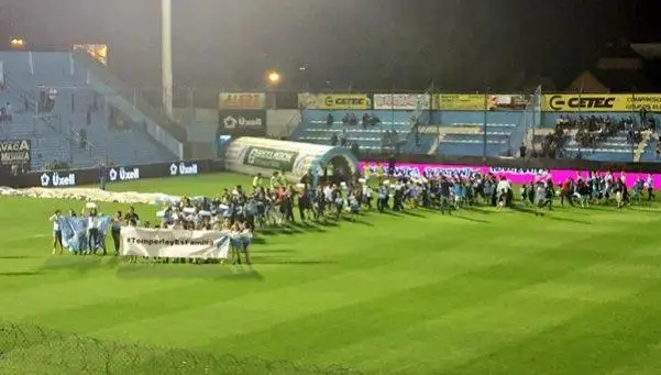 Los deportistas de Temperley desfilaron para repudiar la violencia