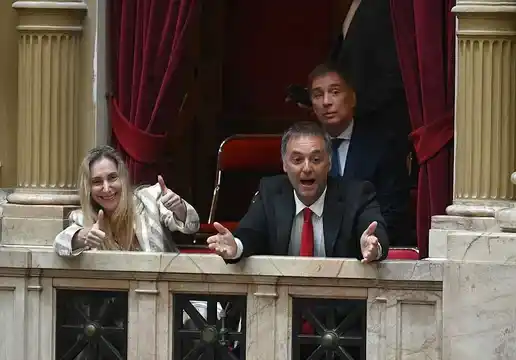 Karina Milei, Manuel Adorni y Diego Santilli.