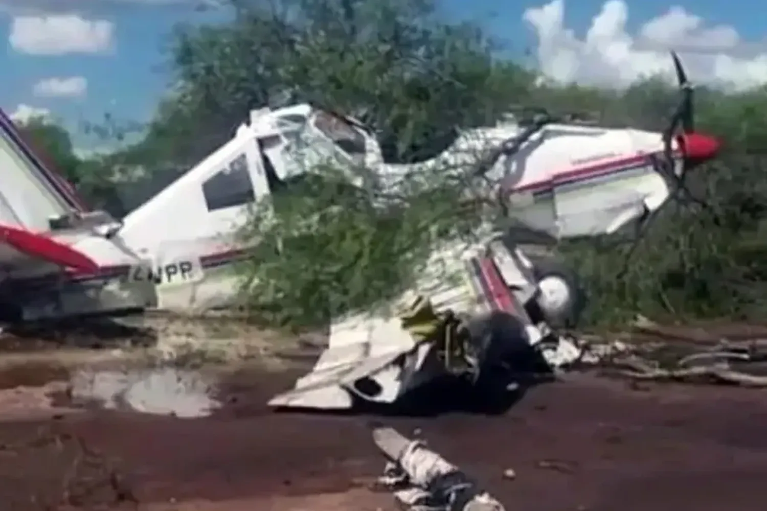 Avión pulverizador cayó en el patio de una casa