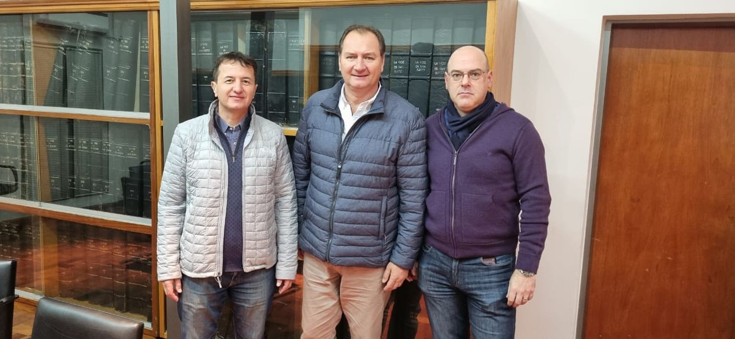 “Estamos trabajando por una Argentina sostenible en el tiempo”, dijo Dellarosa (centro) junto a Luciano Stoppani y  Alejandro Kuztnitzky, de JxC.