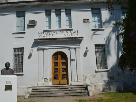 Un menor de 12 años fue internado en el Vilela luego de que se disparara con el arma de su padre policía