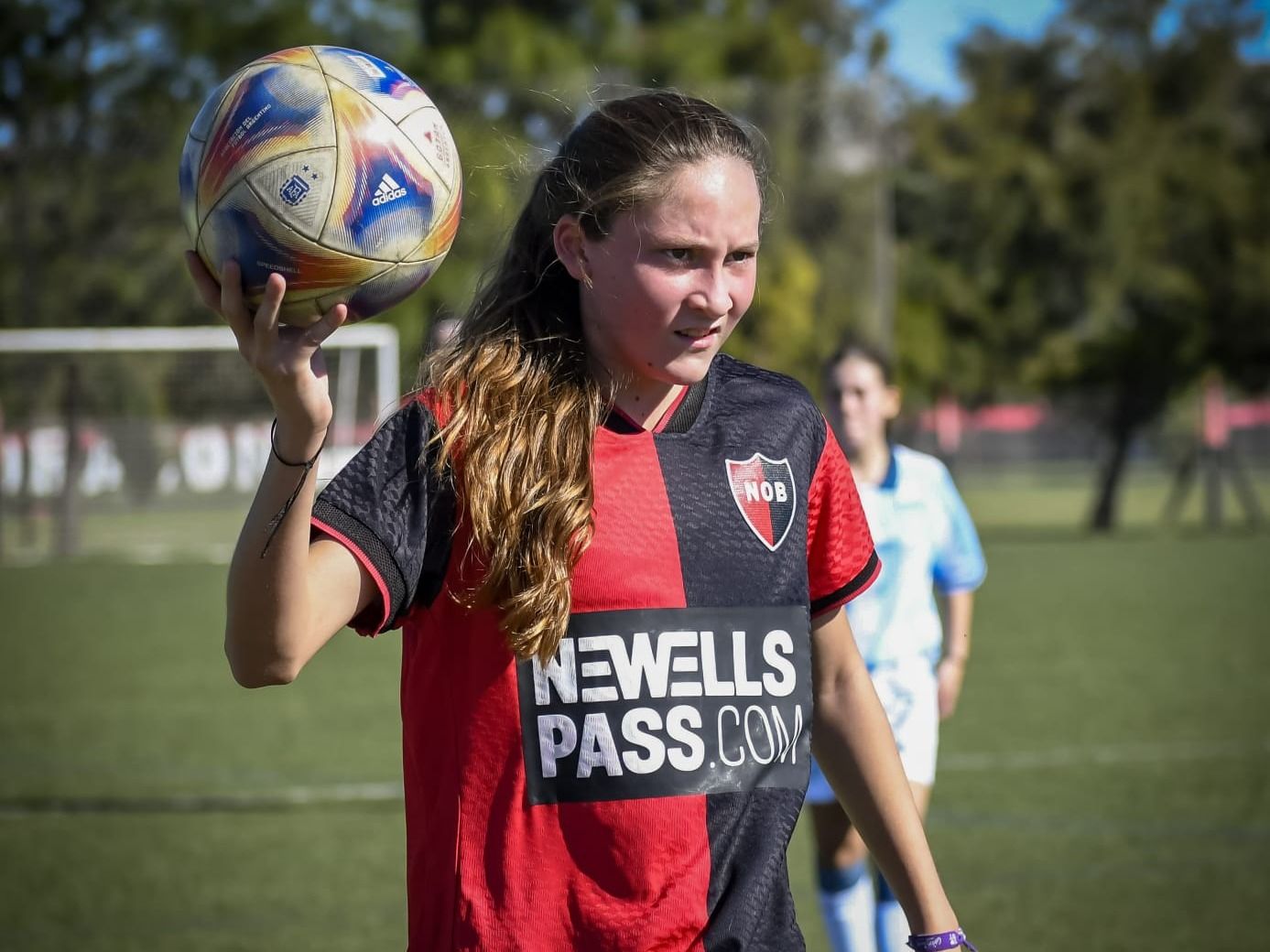 Con 14 años recién cumplidos, es titular y pieza importante en el equipo rosarino a base de esfuerzo y dedicación.