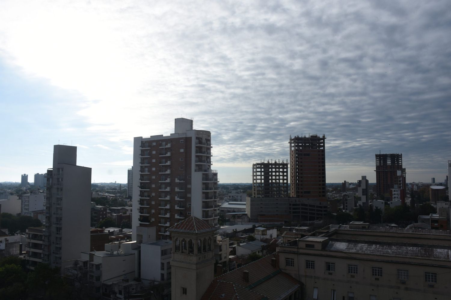 Miércoles con cielo nublado en la ciudad de Santa Fe