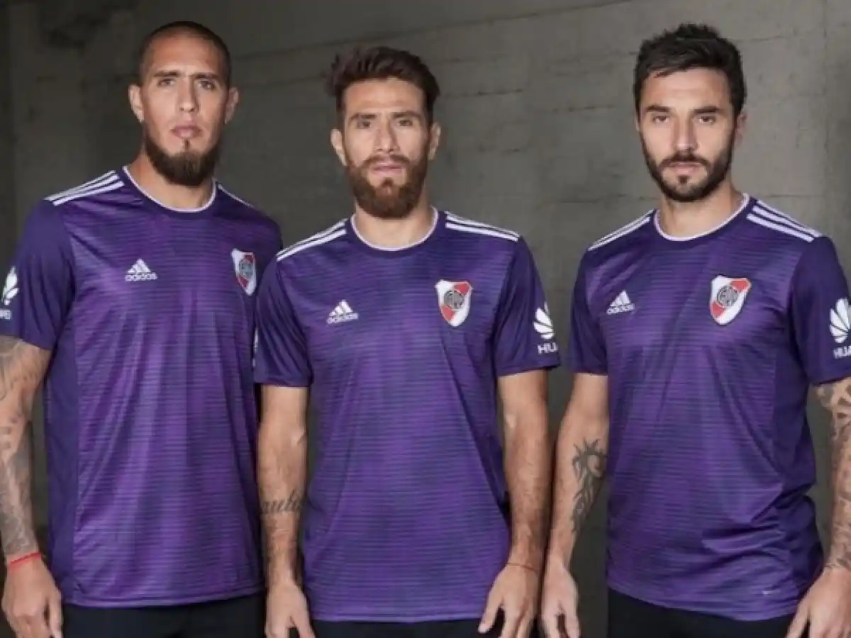 River presentó una camiseta que nadie esperaba y que divide a los hinchas