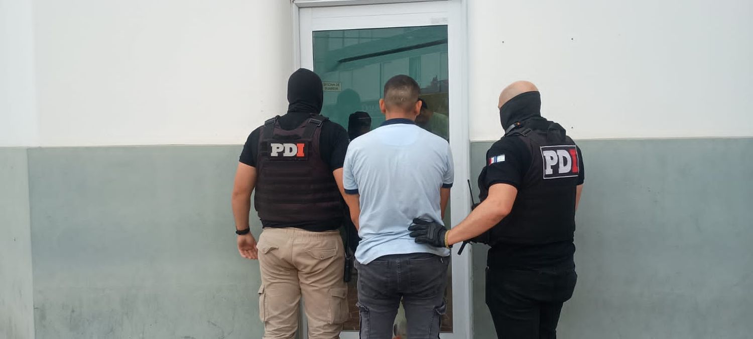 Forcejó la puerta de un auto y disparó contra una mujer en un violento robo en la región: fue detenido