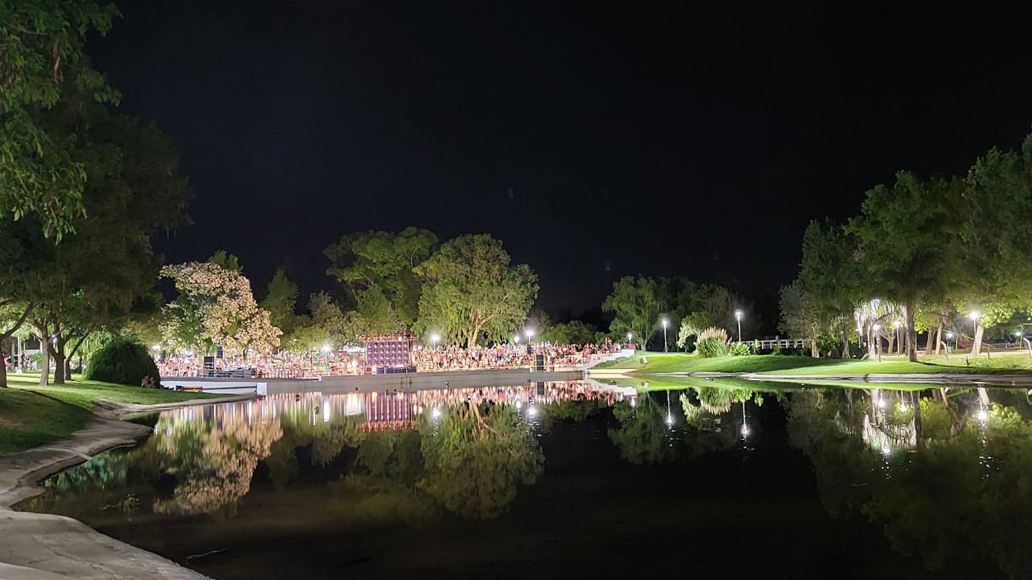El Anfiteatro del Parque del Lago vibró con la música de Santiago Benavides