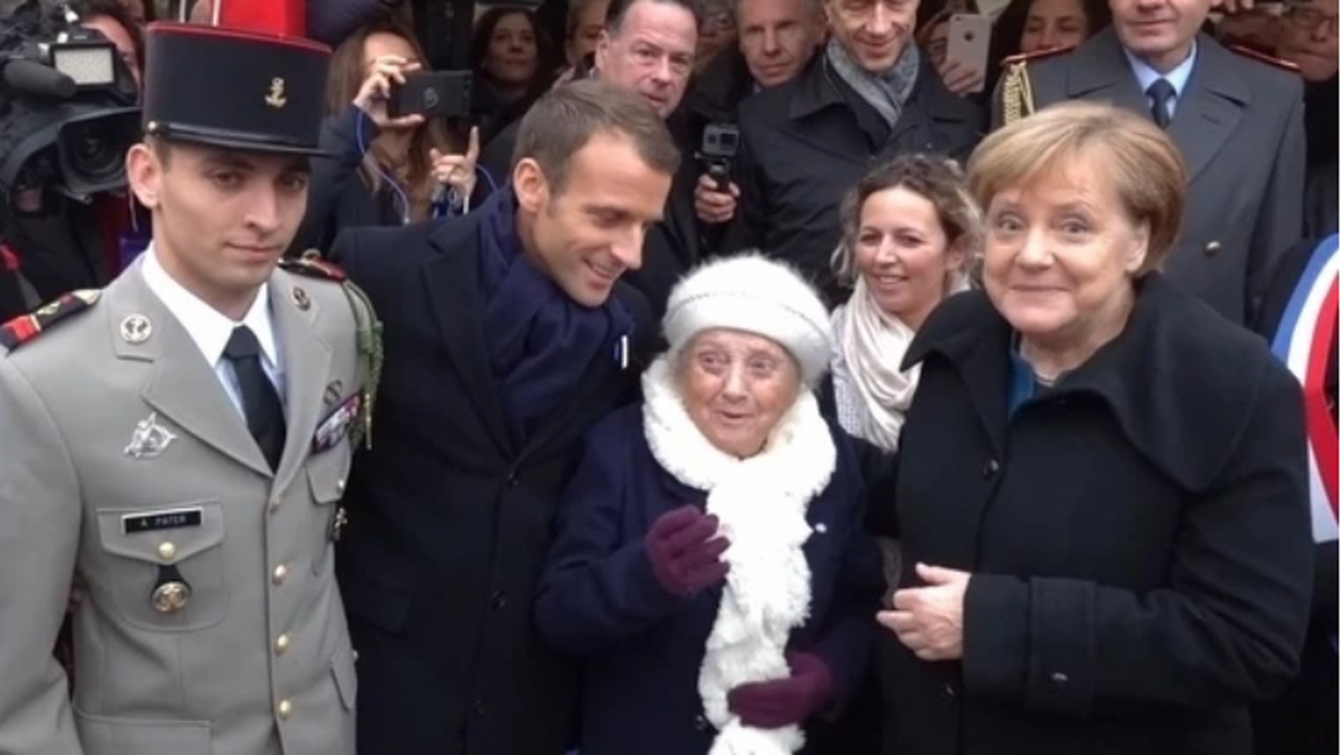 Una anciana francesa pregunta a Merkel si es “la señora Macron”