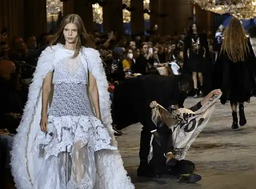 Las modelos de  Louis Vuitton desfilaron en plena refriega. Foto AFP