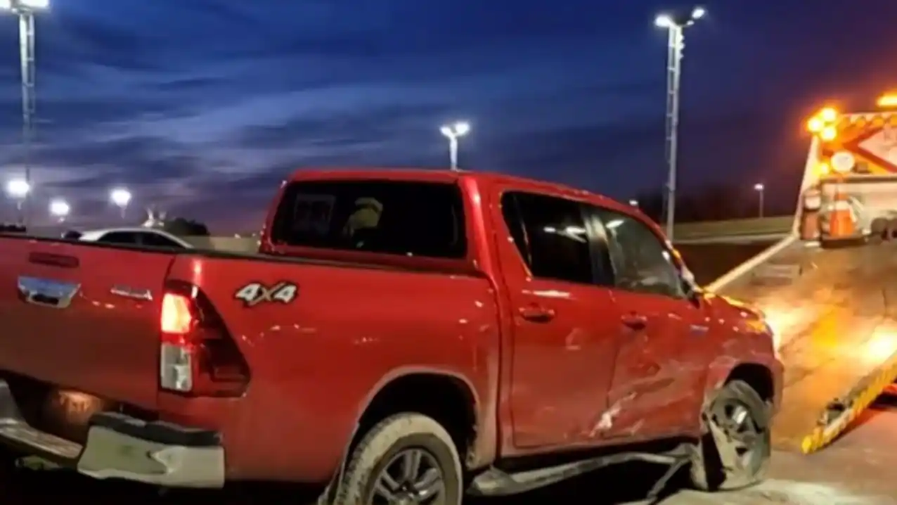 El conductor de la Hilux quiso escapar de un control y chocó contra un camión (Foto: captura TN).