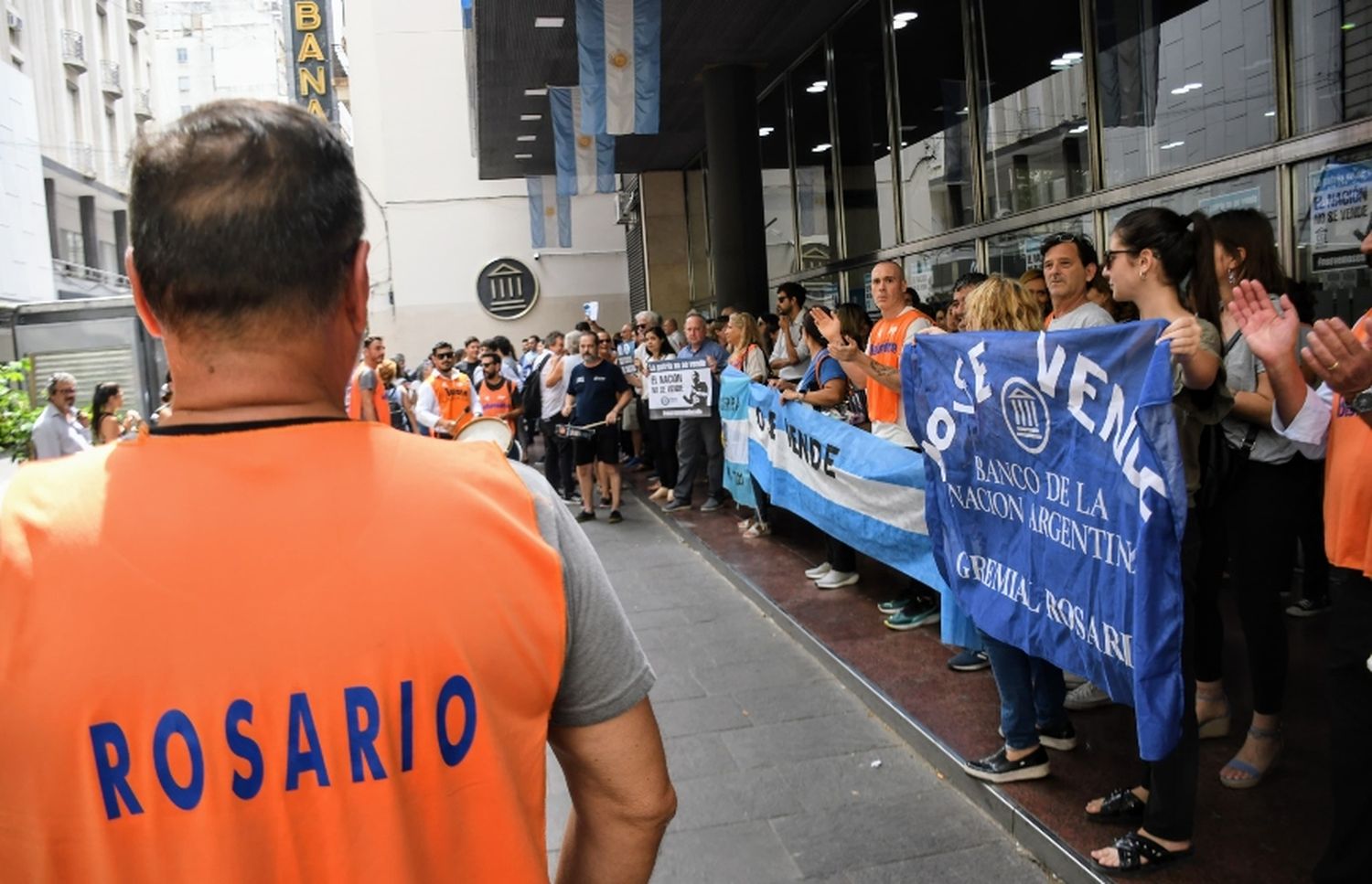 En contra de la privatización: abrazo solidario al Banco Nación en Rosario