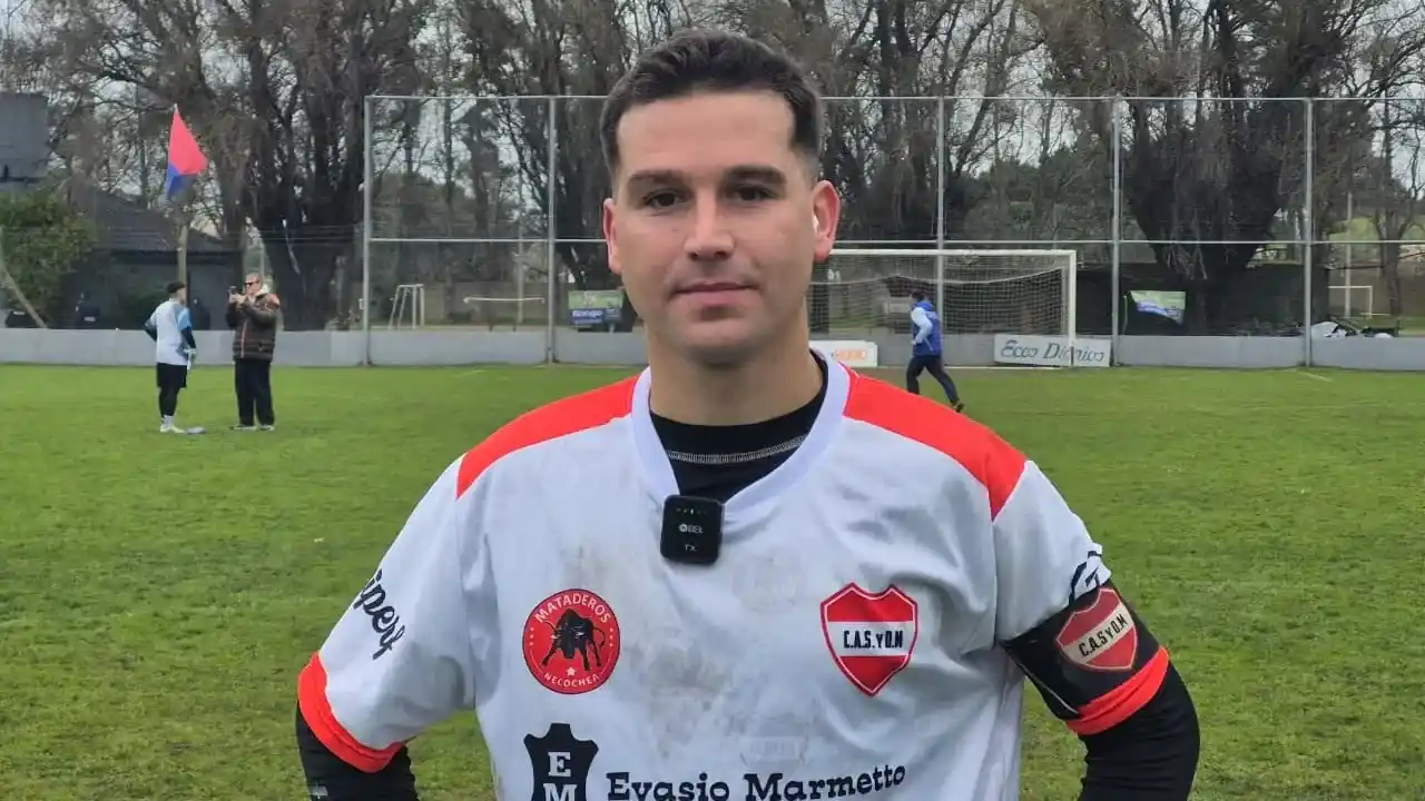 Capitán y figura. Juan Muguiro, clave con su gol para la victoria de Mataderos