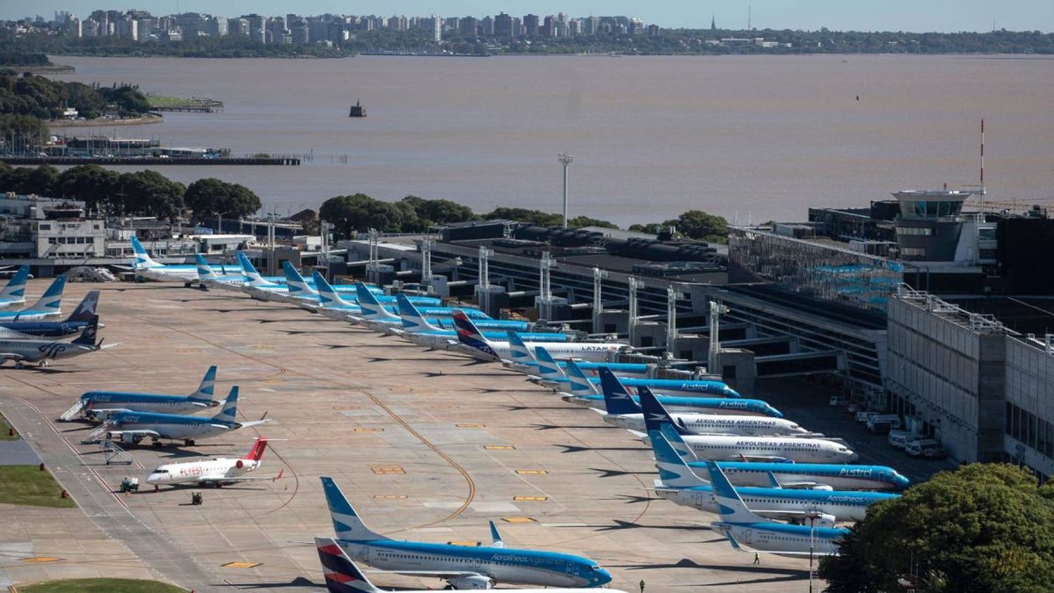 por la medida se han reprogramado 14 vuelos, desde y hacia Aeroparque