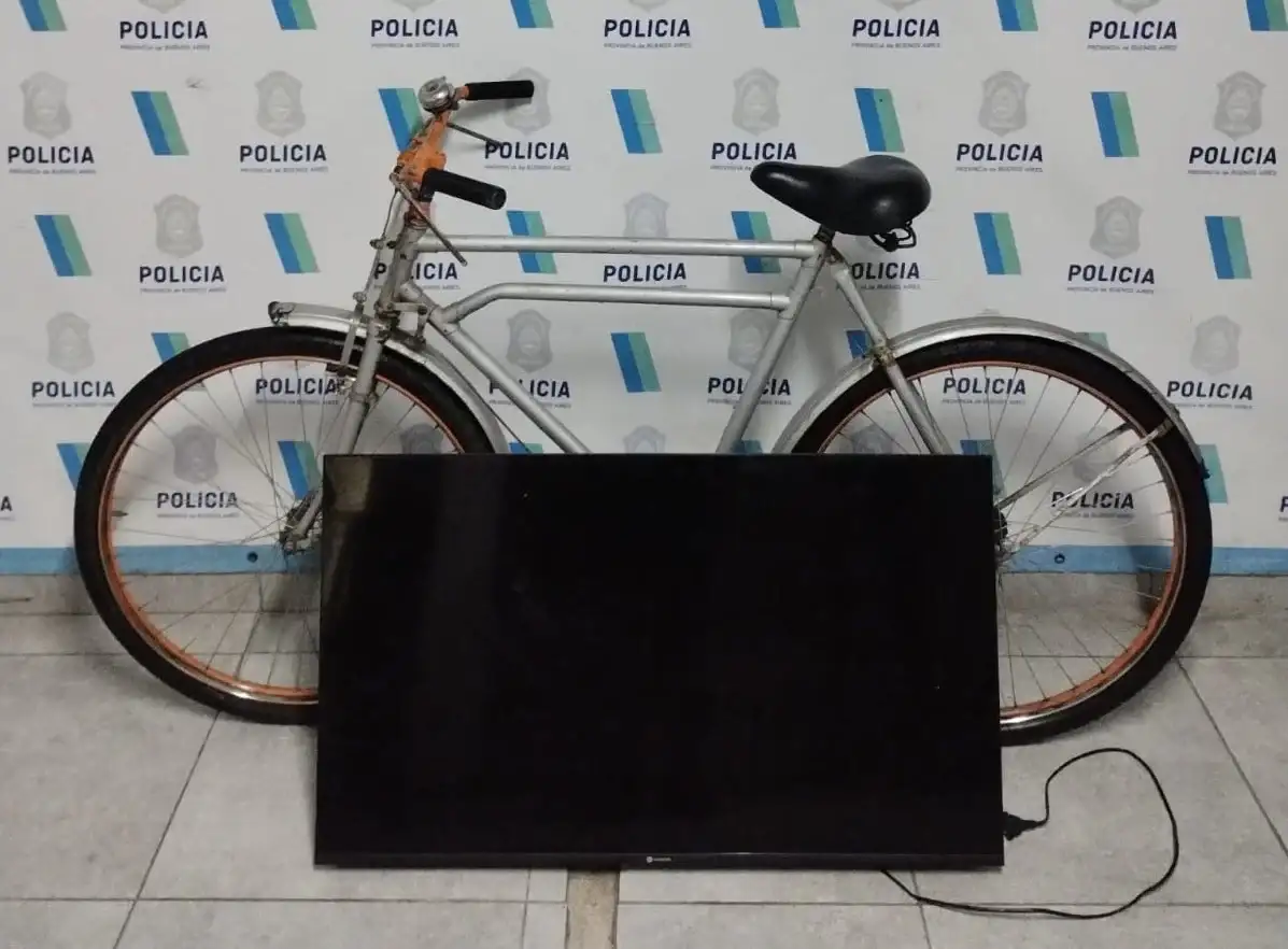 Al interceptarlo, constataron que llevaba un televisor de 43 pulgadas y una bicicleta tipo inglesa de color gris con detalles naranjas.