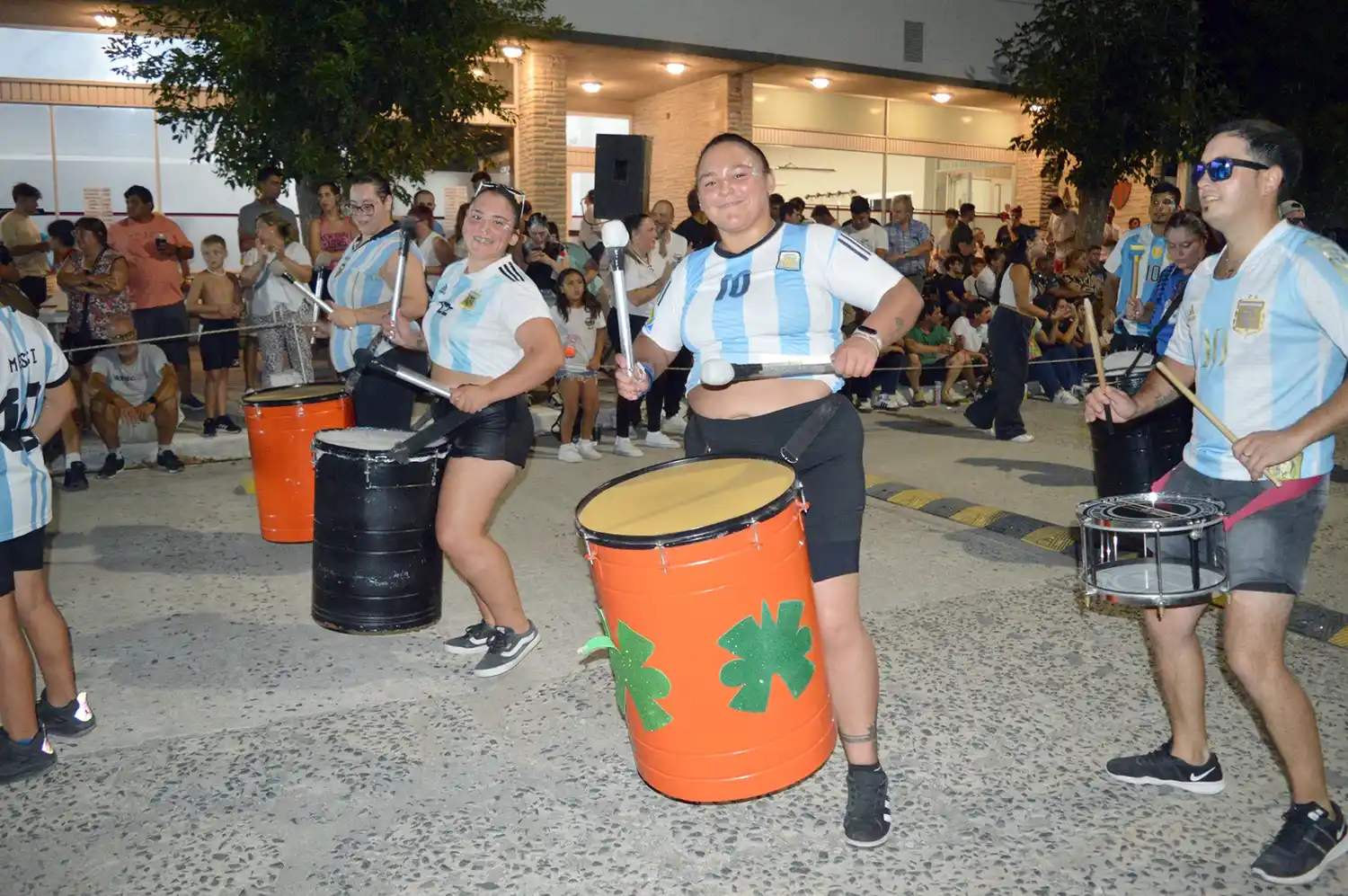 A todo ritmo. Color, música y comparsas en el fin de semana